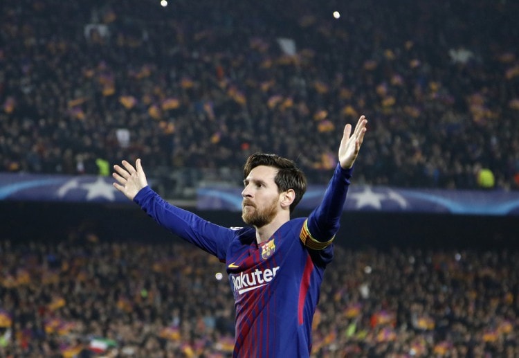 Lionel Messi ăn mừng trước người hâm mộ cá cược thể thao sau khi ghi bàn thứ bac ho Barcelona trước Chelsea ở Camp Nou