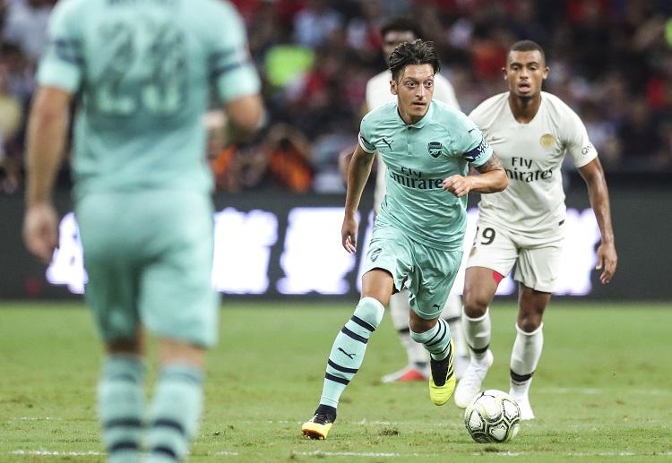 อาร์เซน่อล จัดตัวดูมีความเป็นไลน์อัพตัวจริงสำหรับเกมนัดทางการพอตัว โดยแดนหน้าให้ โอซิล, มคิทาร์ยาน และ โอบาเมอย็อง เล่นร่วมกัน แดนกลาง แรมซี่ย์ มาเจ็บก่อนเกมก็เลยต้องให้ สมิธ โรว์ เล่นแทน