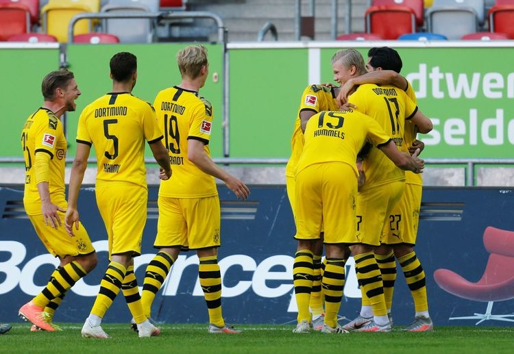 德甲 多特蒙德的埃姆雷·詹尝试头球传给队友