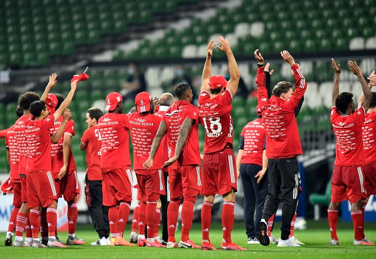 德甲莱万多夫斯正在防守