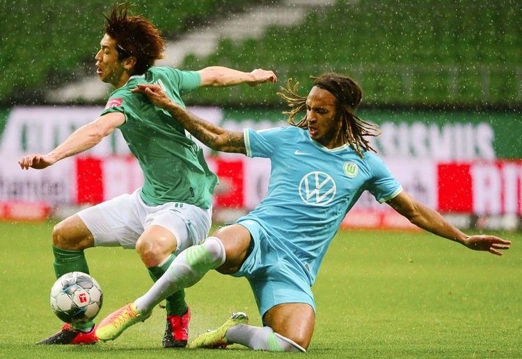 德甲 沃尔夫斯堡的球员开球门球