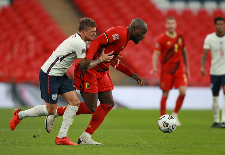 欧国联比利时球员卢卡库正在尝试得分