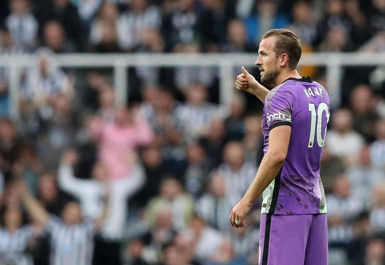 英联杯 托特纳姆热刺的凯恩正在尝试得分