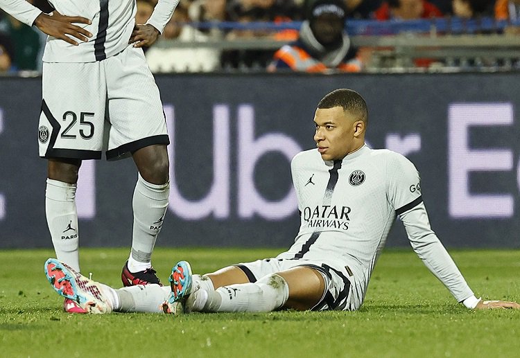 ဘေယန်မြူးနစ်နဲ့ ချန်ပီယံလိဂ် ရှုံးထွက် အဆင့် ပထမအကျော့ပွဲမှာ ကီလီယန် အမ်ဘာပေ မပါဝင်နိုင်ဘူး ဆိုတာက စိတ်ဓာတ်စစ်ဆင်ရေး ဖြစ်တယ်လို့ ဘွန်ဒက်စ်လီဂါ ကလပ်ရဲ့ နည်းပြ ဂျူလီယန် နေဂဲလ်စ်မန်းက ဆိုခဲ့တဲ့နောက် ပီအက်စ်ဂျီ နည်းပြ ခရစ္စတိုဖီ ဂဲလ်တီယာက ပြန်လည်တုံ့ပြန်ခဲ့ပါတယ်။