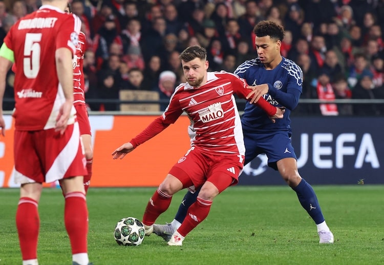 欧冠联赛 布雷斯特的西马差点为球队扳回一城,但他的头球击中了门柱。