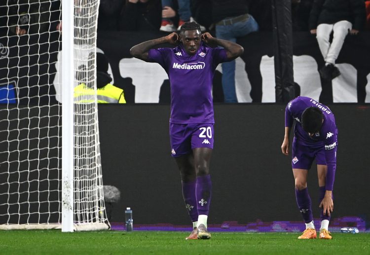 မွိုက်စ် ကင်းန် ကတော့ ပရီးမီးယားလိဂ် ကလပ် အဲဗာတန်၊ ပြင်သစ် ကလပ် ပီအက်စ်ဂျီနဲ့ စီးရီးအေ ကလပ် ဂျူဗင်တပ်စ် တို့မှာ ကစားခဲ့ဖူးသူလည်း ဖြစ်ပါတယ်။