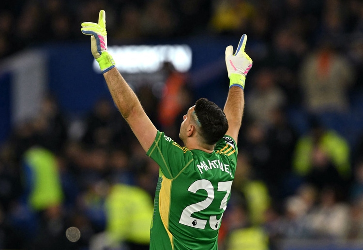 英超联赛 布莱顿的反击尝试,被维拉门将马丁内斯一一化解,他们的防线坚不可摧。