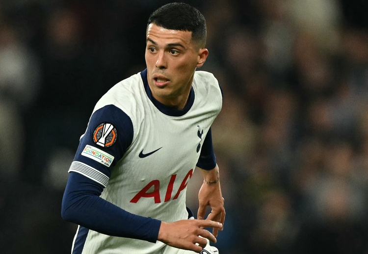 欧洲联赛 波罗反击中接球吊射，皮球碰柱后弹入，为热刺扩大领先优势。