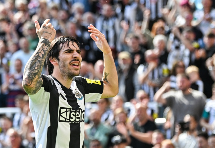 ပရီးမီးယားလိဂ် ကလပ် မန်ချက်စတာယူနိုက်တက် အနေနဲ့ ချန်ပီယံလိဂ် ဝင်ခွင့် ရရှိခဲ့ရင်တော့ ဒီနွေရာသီမှာ နယူးကာဆယ် ကွင်းလယ်လူ ဆန်ဒရို တိုနာလီကို ယူရို သန်း ၁၀၀ (ပေါင် ၈၄.၄ သန်း) နဲ့ ကမ်းလှမ်းသွားမယ်လို့ သိရပါတယ်။