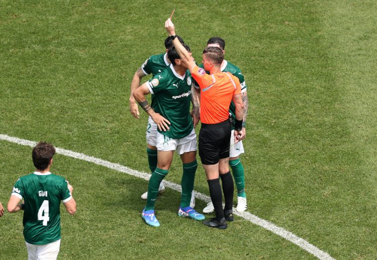 世俱杯  帕尔梅拉斯队长戈麦斯因累计两张黄牌被红牌罚下。