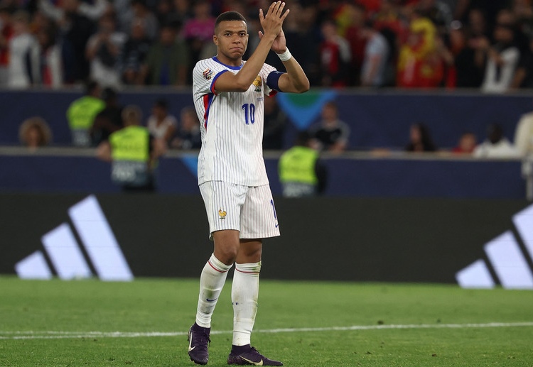 ပြီးခဲ့တဲ့ နေးရှင်းလိဂ် ပွဲစဉ် အပြီးမှာလည်း အမ်ဘာပေးရဲ့ ကွင်းလယ်ဒိုင်ရဲ့ နာရီကို ဆွဲယူ ကြည့်တဲ့ အပြုအမူ ကလည်း ဝေဖန်စရာ ဖြစ်ခဲ့ပါတယ်။