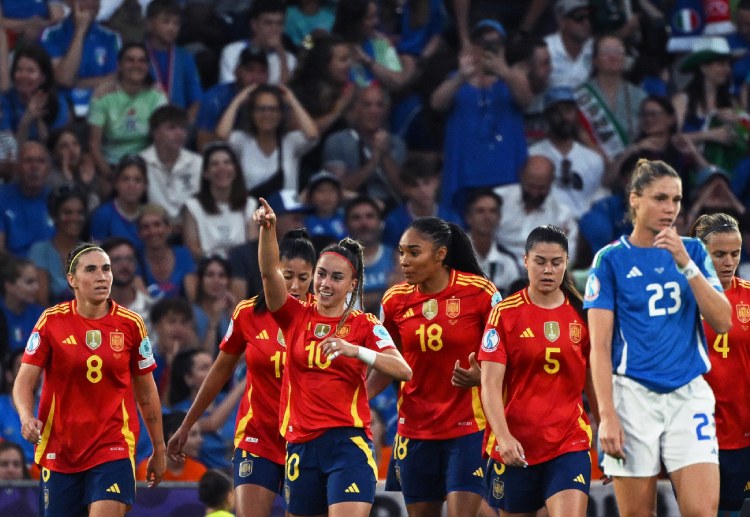 欧锦赛 西班牙女足在第66和第71分钟由雅典娜·德尔卡斯蒂略和克劳迪娅·皮纳进球，锁定胜局。