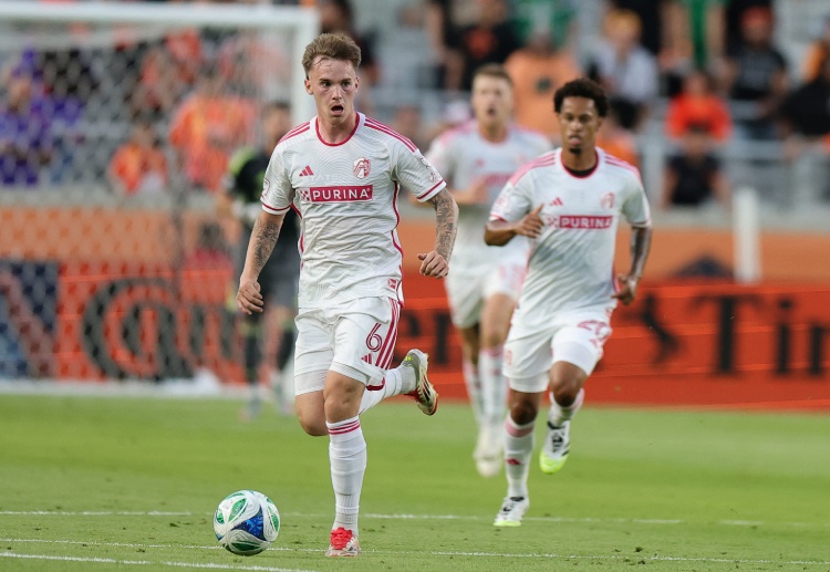 友谊赛 圣路易斯城临时主教练由大卫·克里奇利担任。