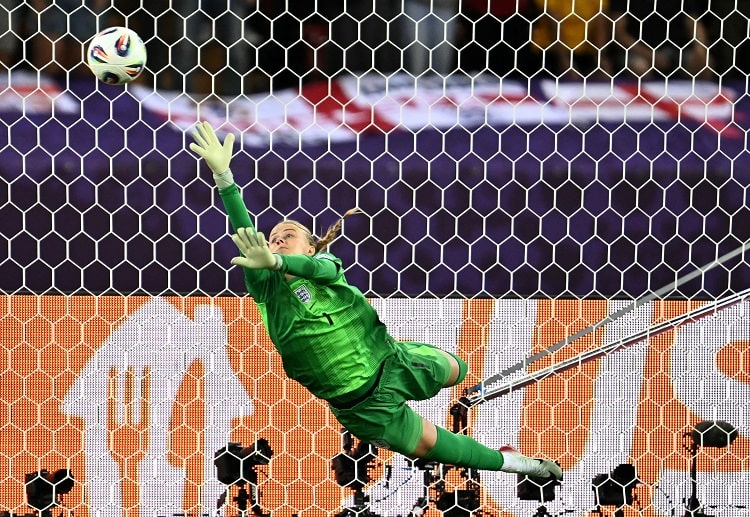 欧锦赛 门将汉娜-汉普顿点球大战表现神勇，帮助英格兰女足挺进四强