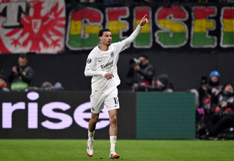 德甲联赛  在2024-25赛季，埃基蒂克为法兰克福登场48次，贡献22球12助攻，直接参与34粒进球，帮助球队获得德甲第三。