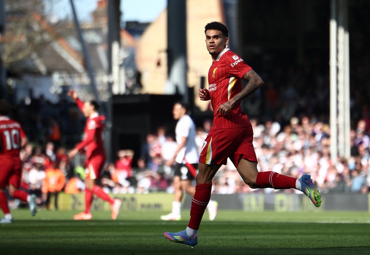 ဒါ့အပြင် လစ်ဗာပူးလ်မှာ တစ်နှစ် လုပ်ခ လစာ ယူရို ၃ သန်းသာ ရရှိခဲ့တဲ့ လူးဝစ္စ ဒီးယက်ဇ်က ဘွန်ဒက်စ်လီဂါ ကလပ် မှာတော့ တစ်နှစ်ကို ယူရို ၁၄ သန်း အထိ ရရှိတော့မယ်လို့လည်း သိရပါတယ်။