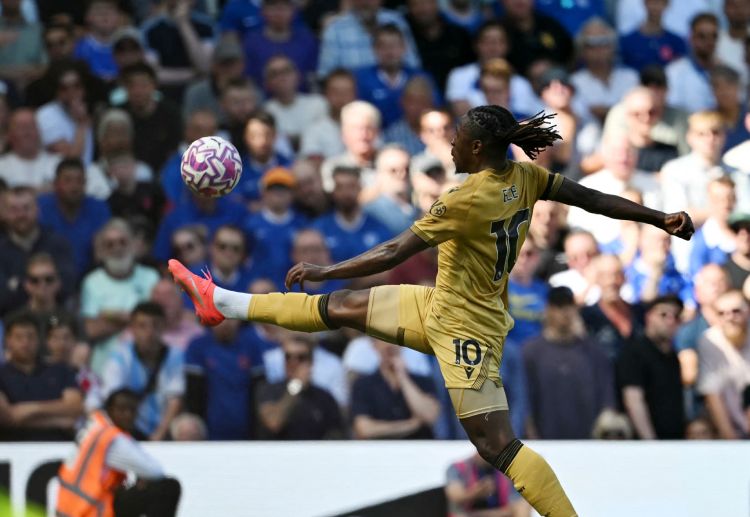 ဘယ်တောင်ပံ မှာတော့ ပရီးမီးယားလိဂ် နဲ့လည်း အသားကျပြီးသား အီးဇီးက ပုံမှန် ပွဲထွက်ခွင့် ရရှိဖွယ် ရှိပြီး မာတင်နယ်လီ ကတော့ အရန်ခုံ ရောက်သွားဖို့ များနေပြီ ဖြစ်ပါတယ်။