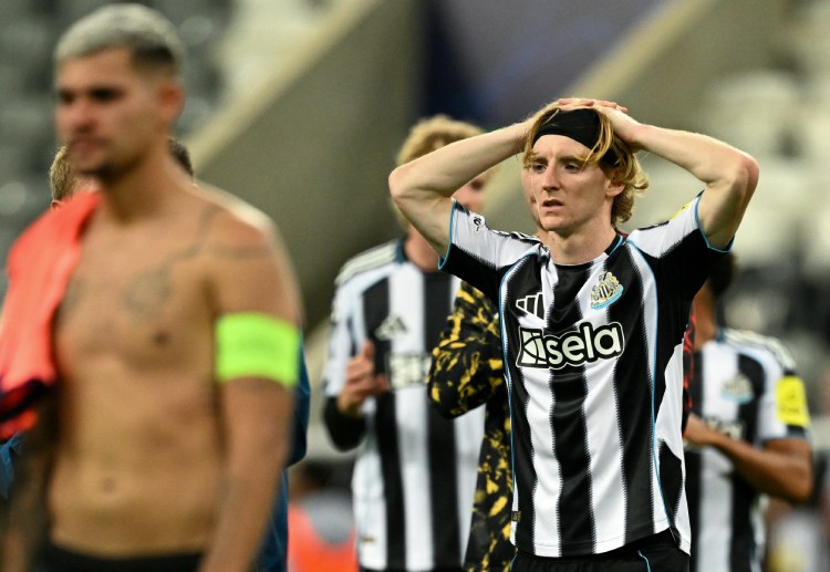 欧冠联赛  纽卡斯尔在终场前由安东尼·戈登追回一球，然而已经无力挽回败局。