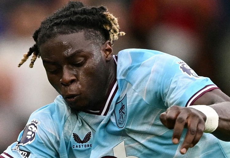 英超联赛 乌戈舒库领到第二张黄牌被罚下,伯恩利在场上只剩10人。