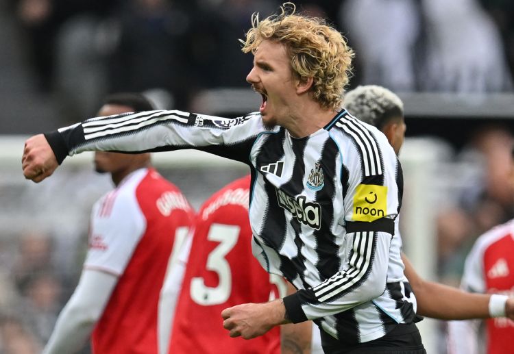 英超联赛 沃尔特马德在比赛中头球破网,助纽卡斯尔联领先1比0。