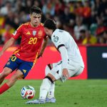 世界杯预选赛 佩德里送出精妙挑传，勒诺尔芒头球助攻，皮诺跟进破门，西班牙1比0领先。