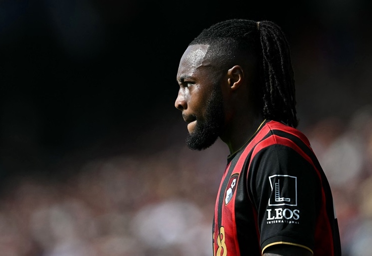 ပရီးမီးယားလိဂ် မှာတော့ ၁၆ ကြိမ် တွေ့ဆုံထားပြီး ဘုန်းမောက်က ၄ ကြိမ်နိုင်၊ ၇ ကြိမ် သရေကျပြီး ဝက်စ်ဟမ်းက ၅ ကြိမ် နိုင်ထားပါတယ်။