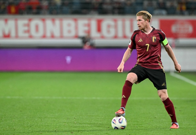 世界杯预选赛 虽然处于重伤恢复阶段，34岁的德布劳内仍拄着双拐来到球队更衣室，为队友们加油打气。