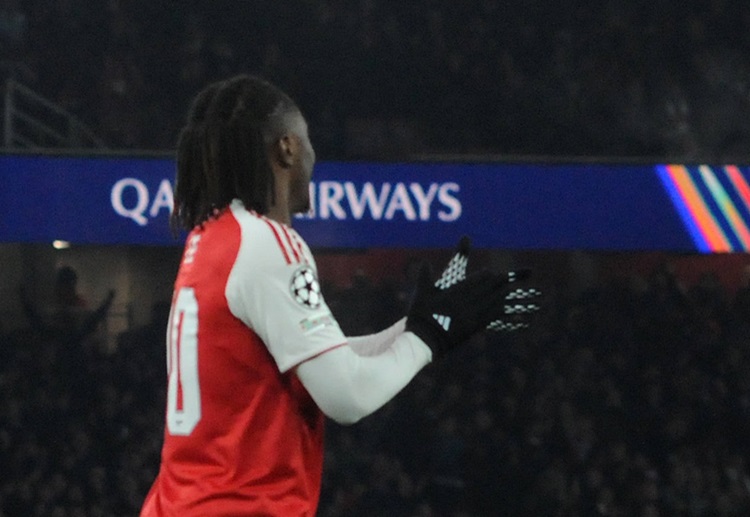 အာဆင်နယ်ဟာ ချန်ပီယံလိဂ် သမိုင်းတစ်လျှောက် အုပ်စုအဆင့် (လိဂ်အဆင့်) မှာ ရမှတ် အပြည့်နဲ့ နိုင်ပွဲ အားလုံးရတဲ့ ပထမဦးဆုံး အသင်း အဖြစ် မှတ်တမ်းဝင်ခဲ့ပါတယ်။