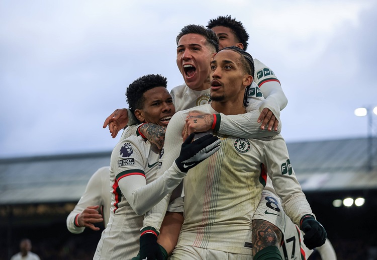 첼시 윌리앙이 지난 25일 팰리스 원정에서 전반 선제 헤더골을 터뜨린 뒤 동료들 축하를 받고 있다