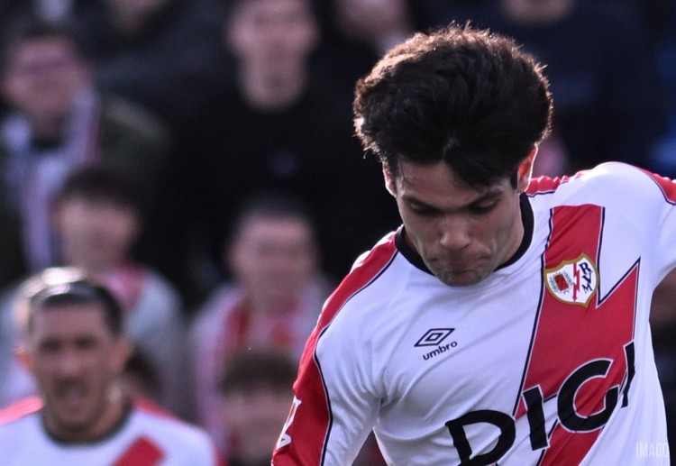 西甲联赛 弗兰·佩雷斯中路包抄推射破门,率先为主队取得领先。