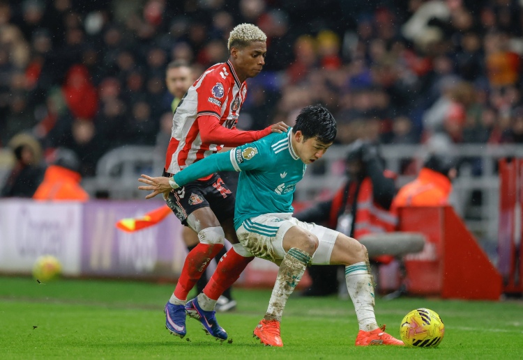 英超联赛 在完成一次关键解围后,远藤航受伤离场,由担架送出。