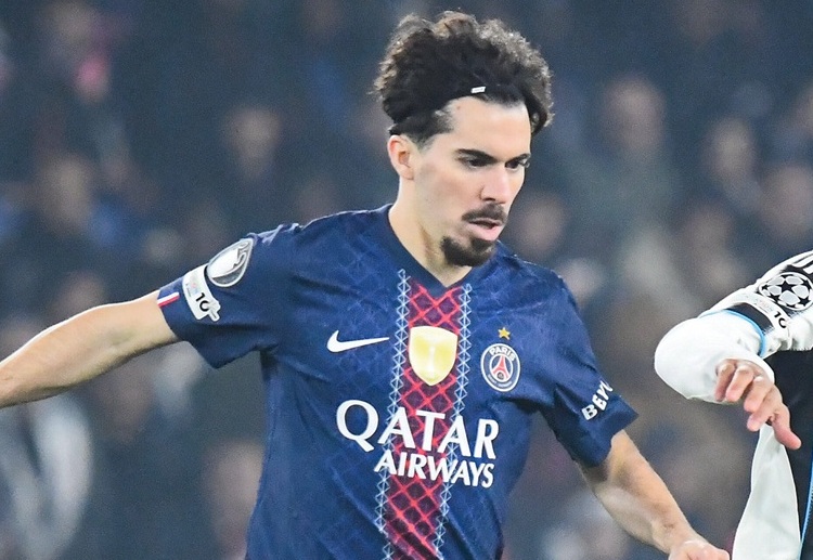 လိုအပ်ရင် ညာနောက်ခံလူ အဖြစ်လည်း ကစားနိုင်တဲ့ သူ့ရဲ့ ဘက်စုံ ကျွမ်းကျင်မှုဟာ ခေတ်သစ် ဘောလုံးလောကမှာ တန်ဖိုးဖြတ်မရတဲ့ အရည်အချင်း တစ်ခု ဖြစ်ပါတယ်။