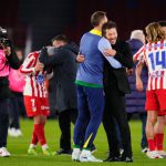 国王杯 马竞主帅西蒙尼与球员们在比赛结束后欢庆晋级。