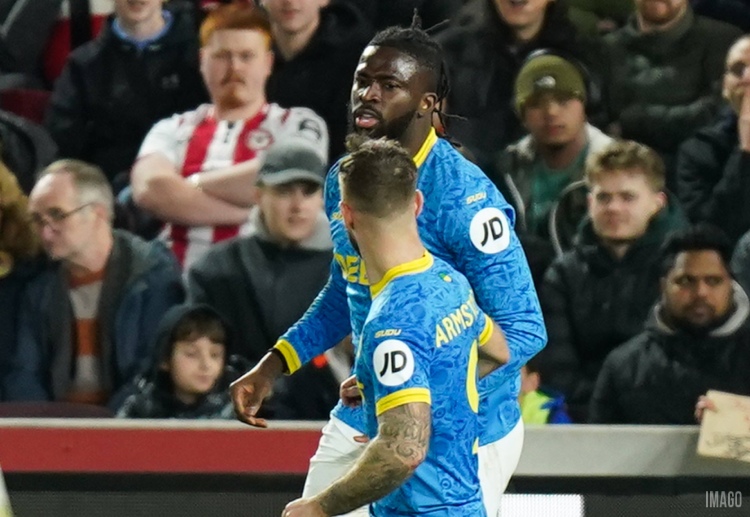 英超联赛 替补阿罗科达雷在远端头球建功，为狼队扳平比分，惊险拿下一分。