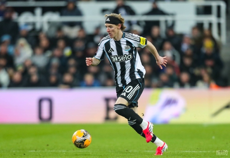 နယူးကာဆယ် တိုက်စစ် ကစားသမား အန်သိုနီ ဂေါ်ဒွန်ကို ခေါ်ယူဖို့ ပရီးမီးယားလိဂ် ကလပ် အာဆင်နယ်ရဲ့ ကြိုးပမ်းမှုမှာ ဘေယန်မြူးနစ် ကပါ ပူးပေါင်း ပါဝင်လာပါတယ်။