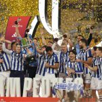 国王杯 皇家社会在点球大战中击败马竞，全队欢庆捧起队史第4座冠军奖杯。