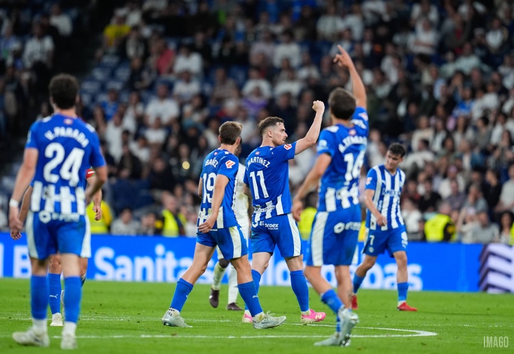 西甲联赛 托尼·马丁内斯抓住机会补射得手，帮助阿拉维斯扳回一城。