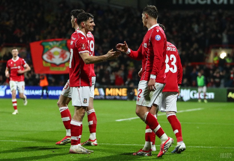 ချန်ပီယံရှစ် ပြိုင်ပွဲမှာ အဆင့် (၁) နဲ့ (၂) ရတဲ့အသင်းတွေက ပရီးမီးယားလိဂ်ကို တိုက်ရိုက် တန်းတက်ခွင့်ရကြပါတယ်။